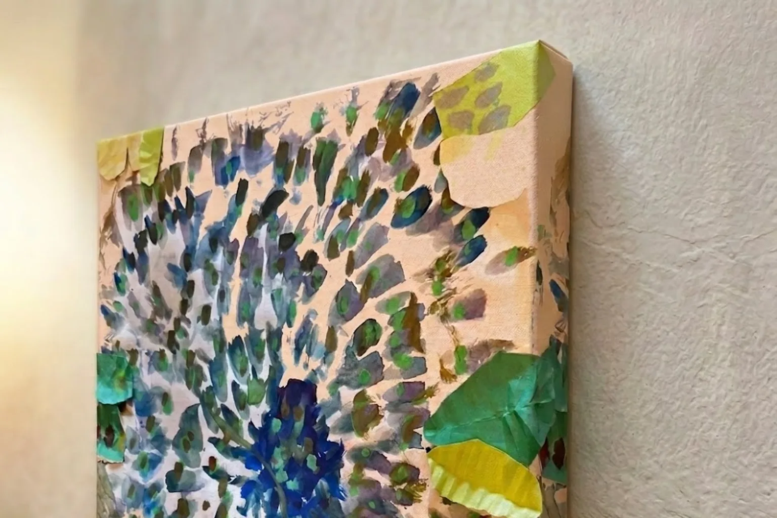 子供が描いた祖父母の似顔絵を額に入れて、敬老の日のプレゼントとして贈るイメージ