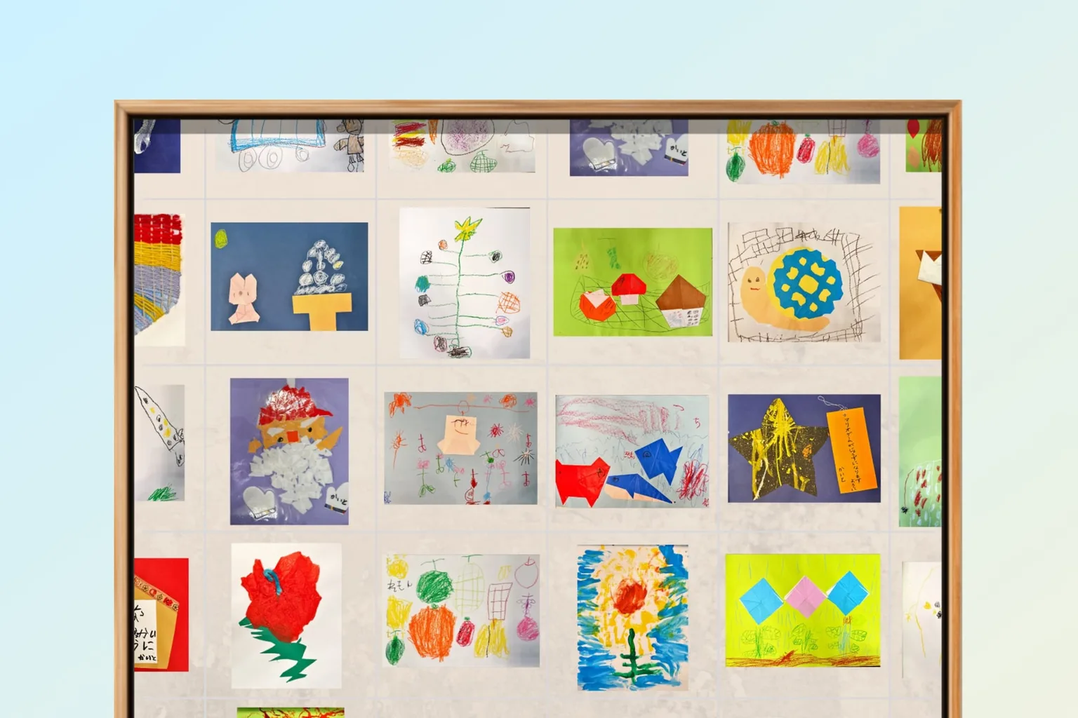 子供の絵を1枚のアートポスターにまとめてリビングの壁に飾ったイメージ
